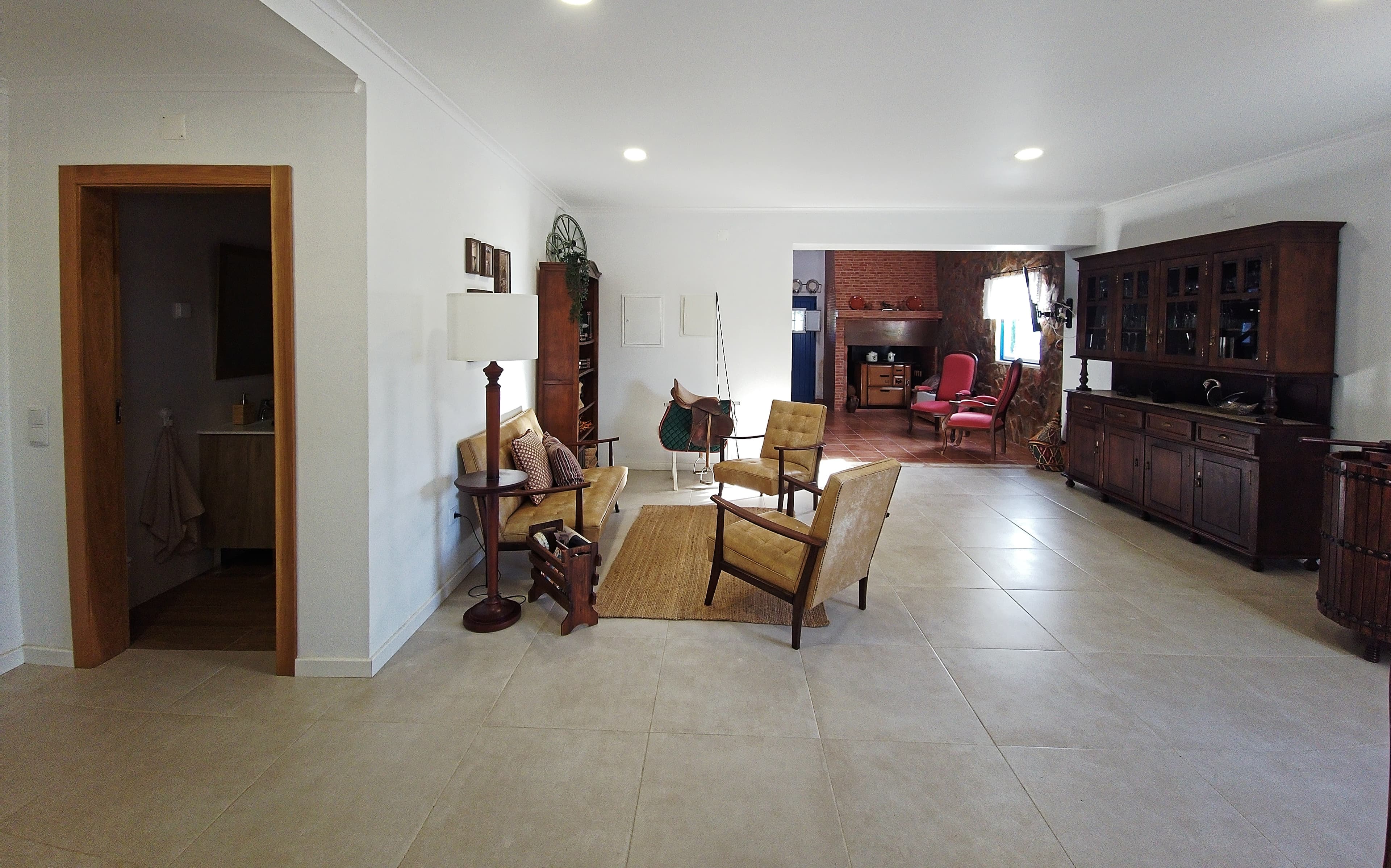 Sala de jantar — mesa posta
