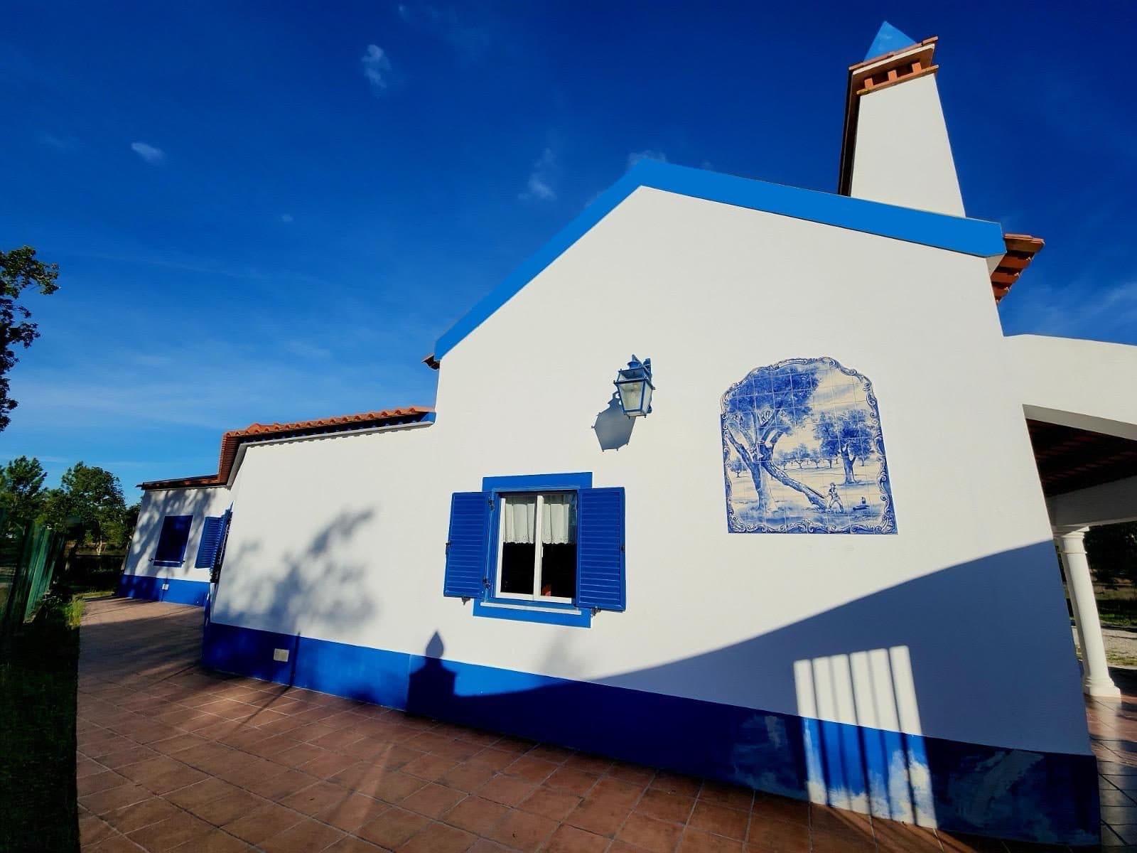 Fachada da casa com painel de azulejos